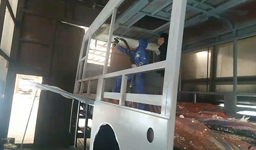 車輛內(nèi)飾頂棚噴涂發(fā)泡保溫 小型聚氨酯噴涂機(jī)(圖1) 車輛內(nèi)飾頂棚噴涂發(fā)泡保溫