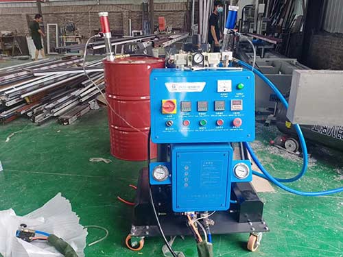 斷橋鋁型材空腔里的發(fā)泡(圖1) Q2600D斷橋鋁型材空腔填充聚氨酯發(fā)泡機