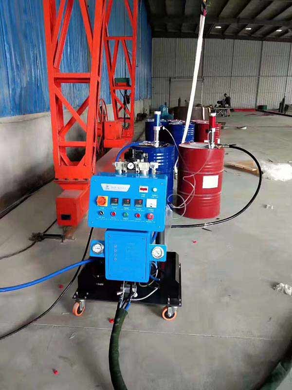 B1級聚氨酯發(fā)泡機(jī)(圖1) Q2600型B1級聚氨酯發(fā)泡機(jī)