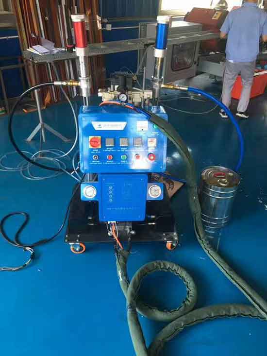 雙組份聚氨酯現(xiàn)場(chǎng)包裝組合ab料(圖1) Q2600D 聚氨酯發(fā)泡機(jī) 定時(shí)定量