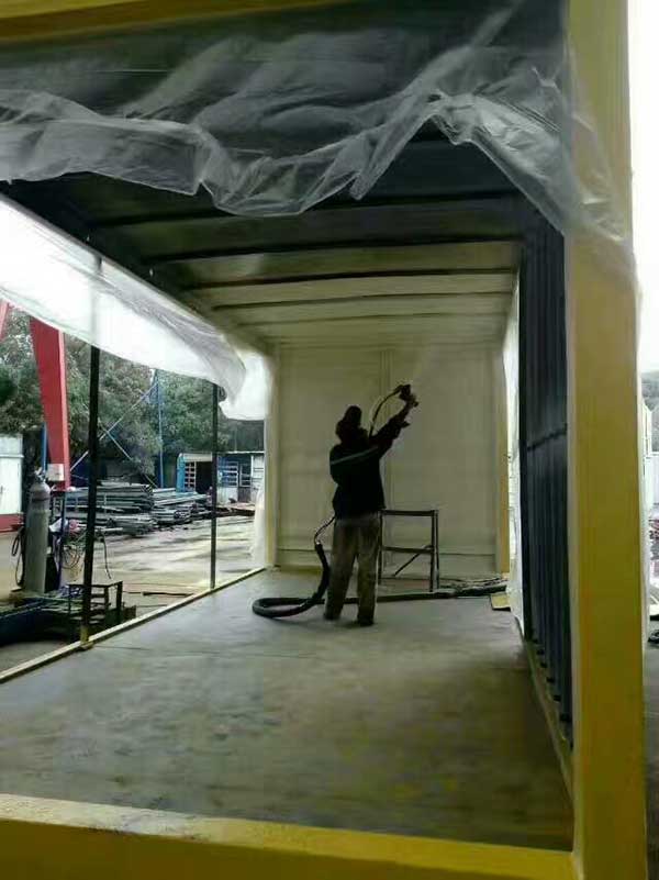 集裝箱內(nèi)部噴涂保溫聚氨酯(圖1) 集裝箱內(nèi)部噴涂保溫聚氨酯