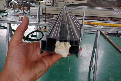 斷橋鋁填充聚氨酯發(fā)泡材料工藝斷橋鋁填充專用聚氨酯噴涂設(shè)備(圖4) 斷橋鋁填充聚氨酯發(fā)泡材料