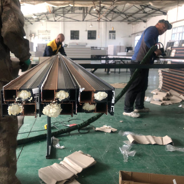 聚氨酯噴涂發(fā)泡一體機(jī)(圖3) 鋁型材填充發(fā)泡聚緣脂