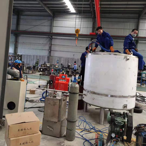 聚氨酯節(jié)能儲罐罐體保溫(圖3) 聚氨酯節(jié)能儲罐罐體保溫灌注