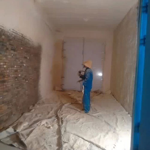 聚氨酯噴涂機(jī)冷庫(kù)保溫發(fā)泡(圖2) 冷庫(kù)保溫發(fā)泡現(xiàn)場(chǎng)發(fā)泡施工案例