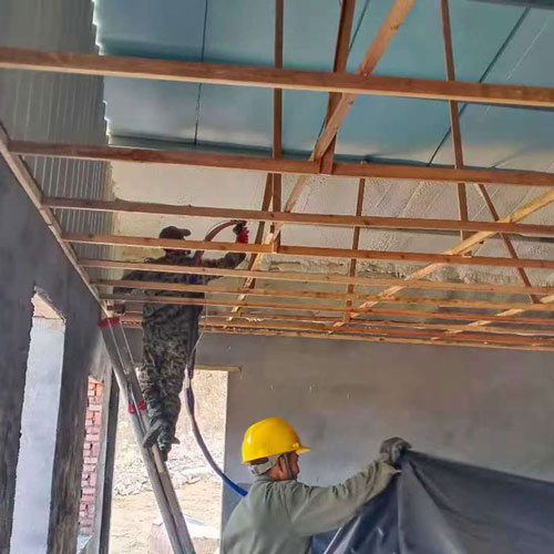 頂棚保溫發(fā)泡 緊密貼合聚氨酯噴涂機(jī)(圖2) 頂棚保溫發(fā)泡緊密貼合案例