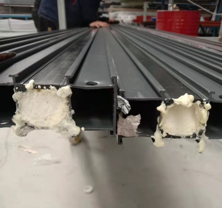 斷橋鋁型材空腔里的發(fā)泡(圖7) 斷橋鋁型材空腔里的發(fā)泡