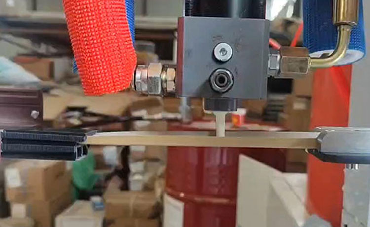 斷橋鋁型材空腔里的發(fā)泡(圖1) 斷橋鋁型材空腔里的發(fā)泡