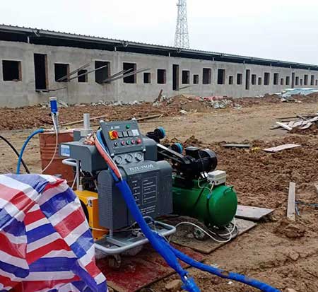 養(yǎng)殖場(chǎng)噴涂(圖1) 養(yǎng)殖場(chǎng)H5600聚氨酯噴涂設(shè)備