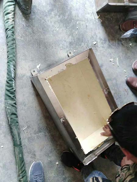 進(jìn)口聚氨酯發(fā)泡機(jī)對(duì)于新手來講如何選購(gòu)(圖2) 聚氨酯發(fā)泡機(jī)箱體發(fā)泡施工