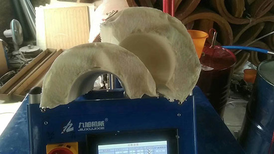 PLC控制多工位聚氨酯發(fā)泡機(jī) 瓦殼管澆注 防盜門填(圖1) PLC控制多工位聚氨酯發(fā)泡機(jī)瓦殼管澆注