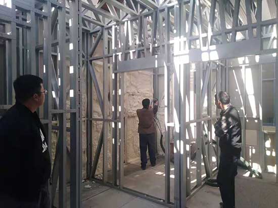 輕鋼建造的別墅房屋噴涂聚氨酯保溫如何(圖1) 輕鋼建造的別墅房屋噴涂聚氨酯保溫施工
